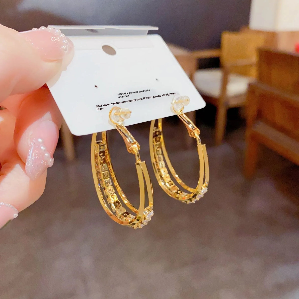 Zircon oval earrings in thick gold plated copper with geometric shape and round detail, fashion OL style for women.