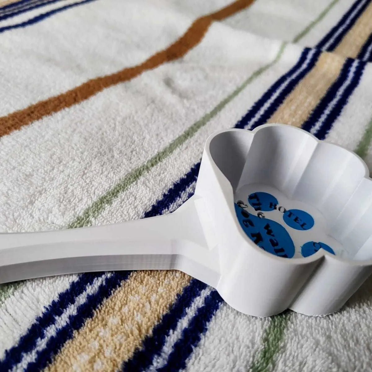 PLA cat paw pet food scoop in white and blue colour on surface