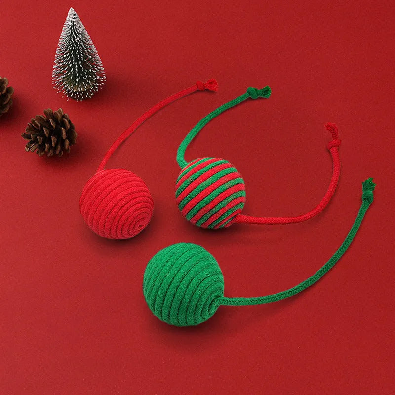 Christmas cat toy with cotton rope ball and sisal ball in green and red, hanging decoration for cats