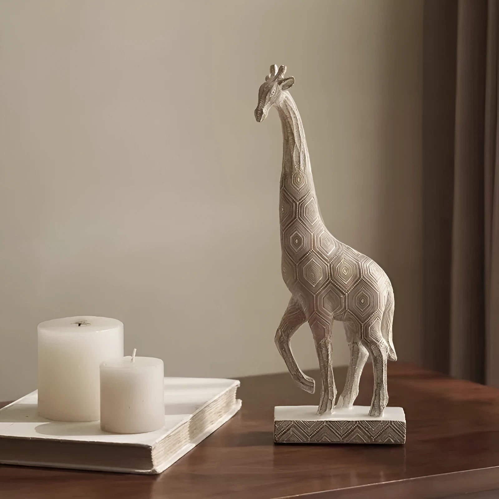 Wood colour giraffe resin ornament with European styling for home decoration