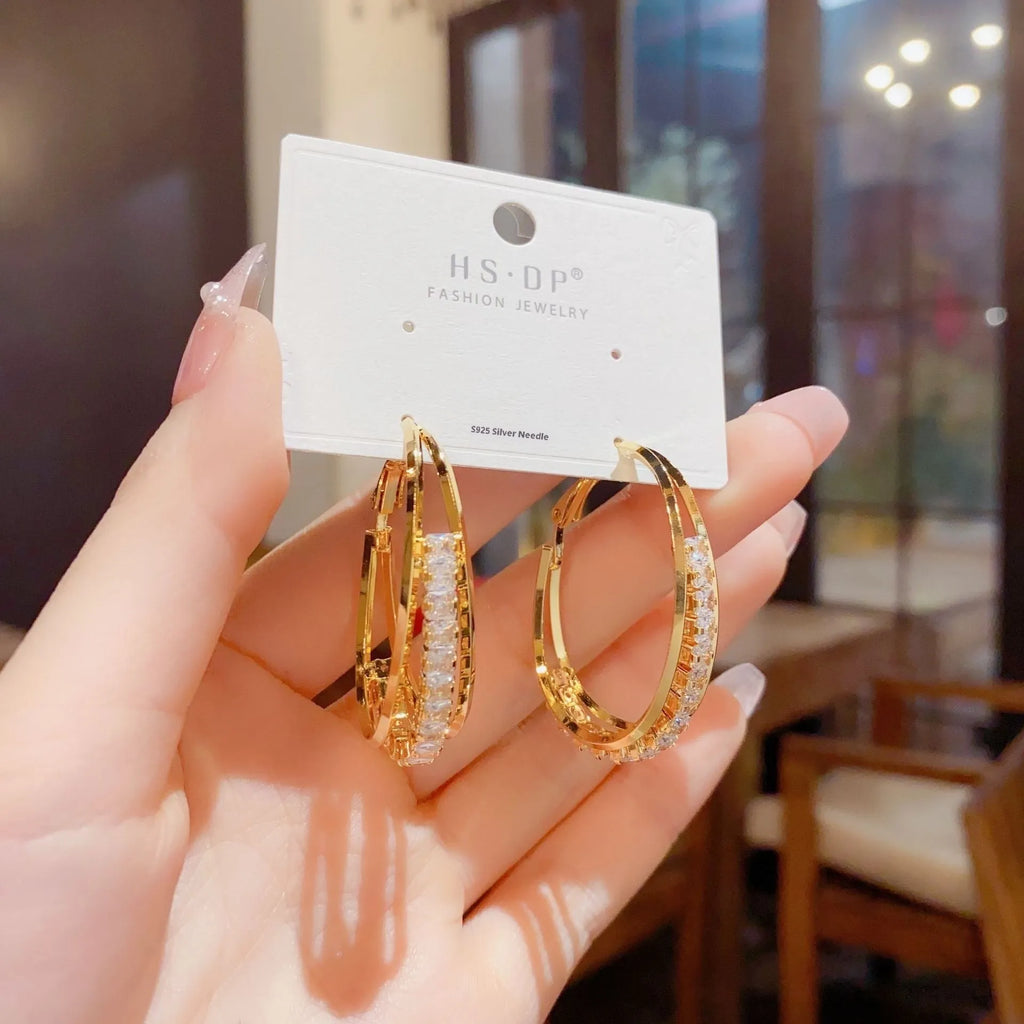 Zircon oval earrings in thick gold plated copper with geometric shape and round detail, fashion OL style for women.