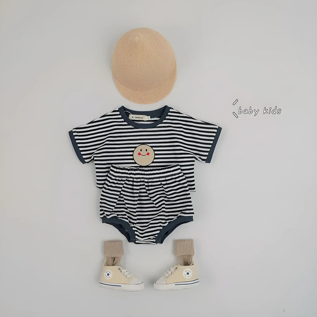 Cotton striped short-sleeved T-shirt and bread shorts infant two-piece suit in red on baby model