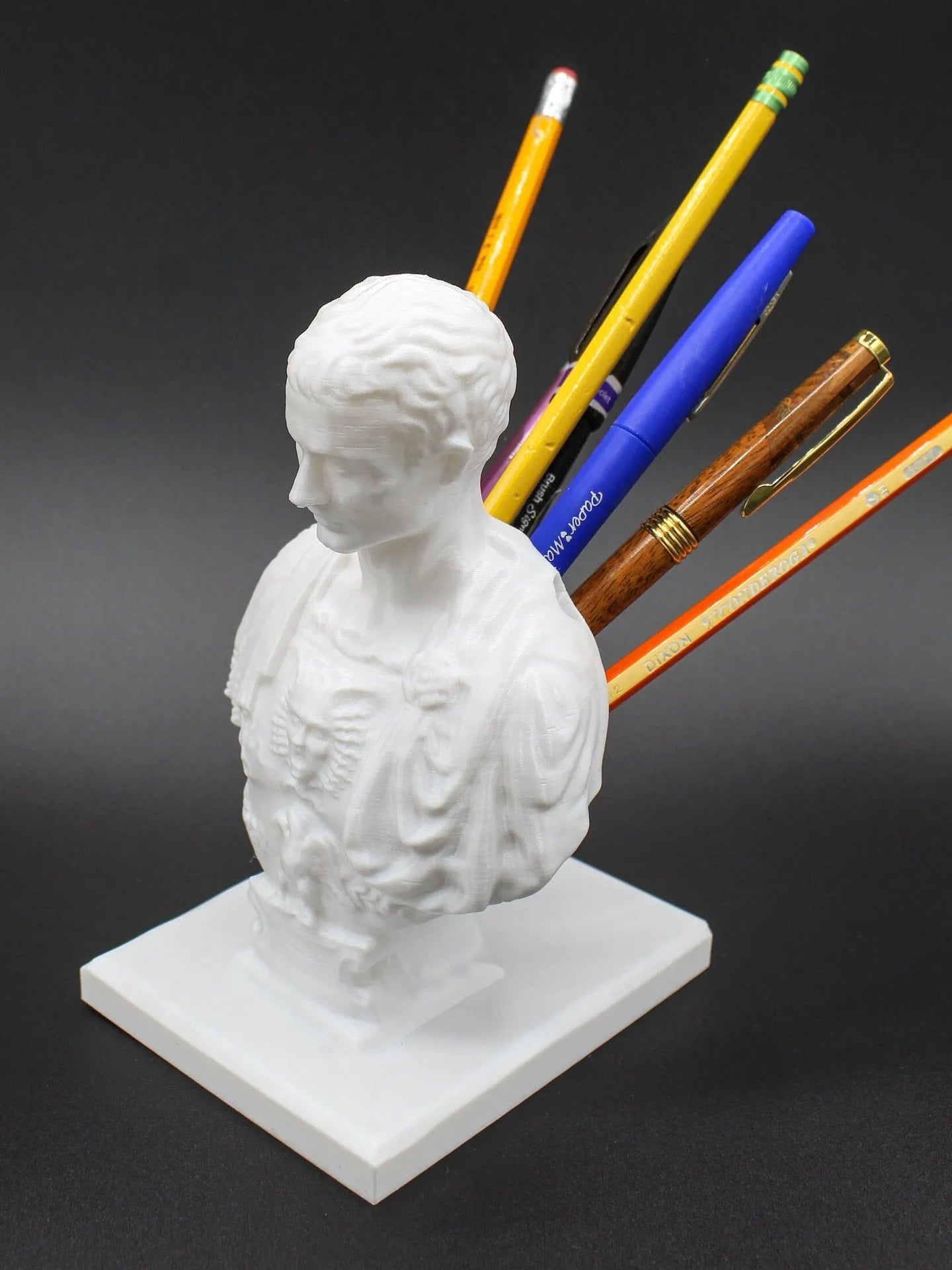 White American Creative Character Modeling Pen Holder in synthetic resin for desktop pen organisation