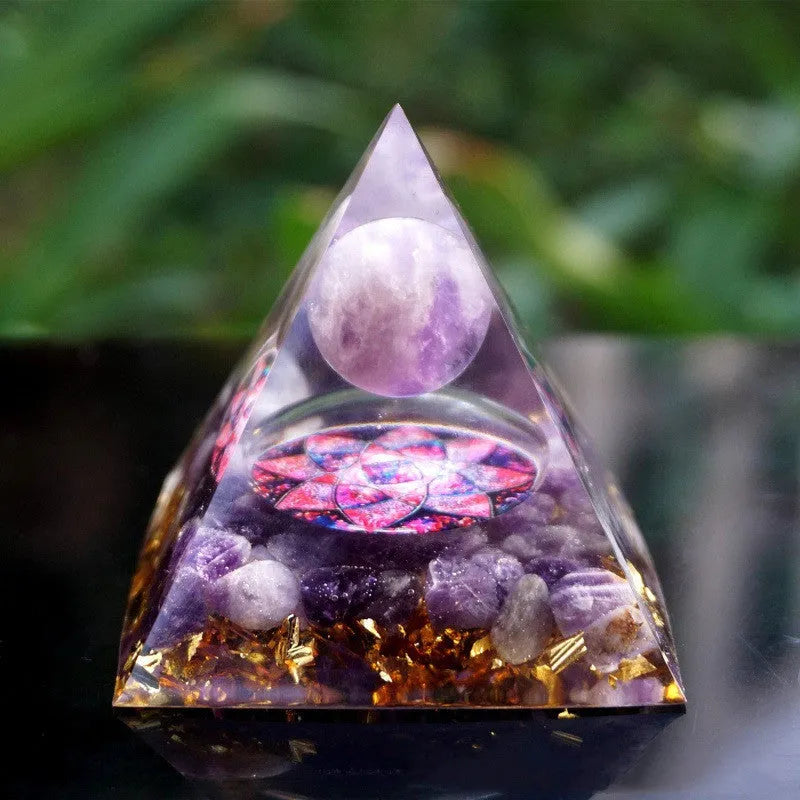Clear epoxy resin pyramid ornament with natural crystal gravel inside, 6cm geometric shape