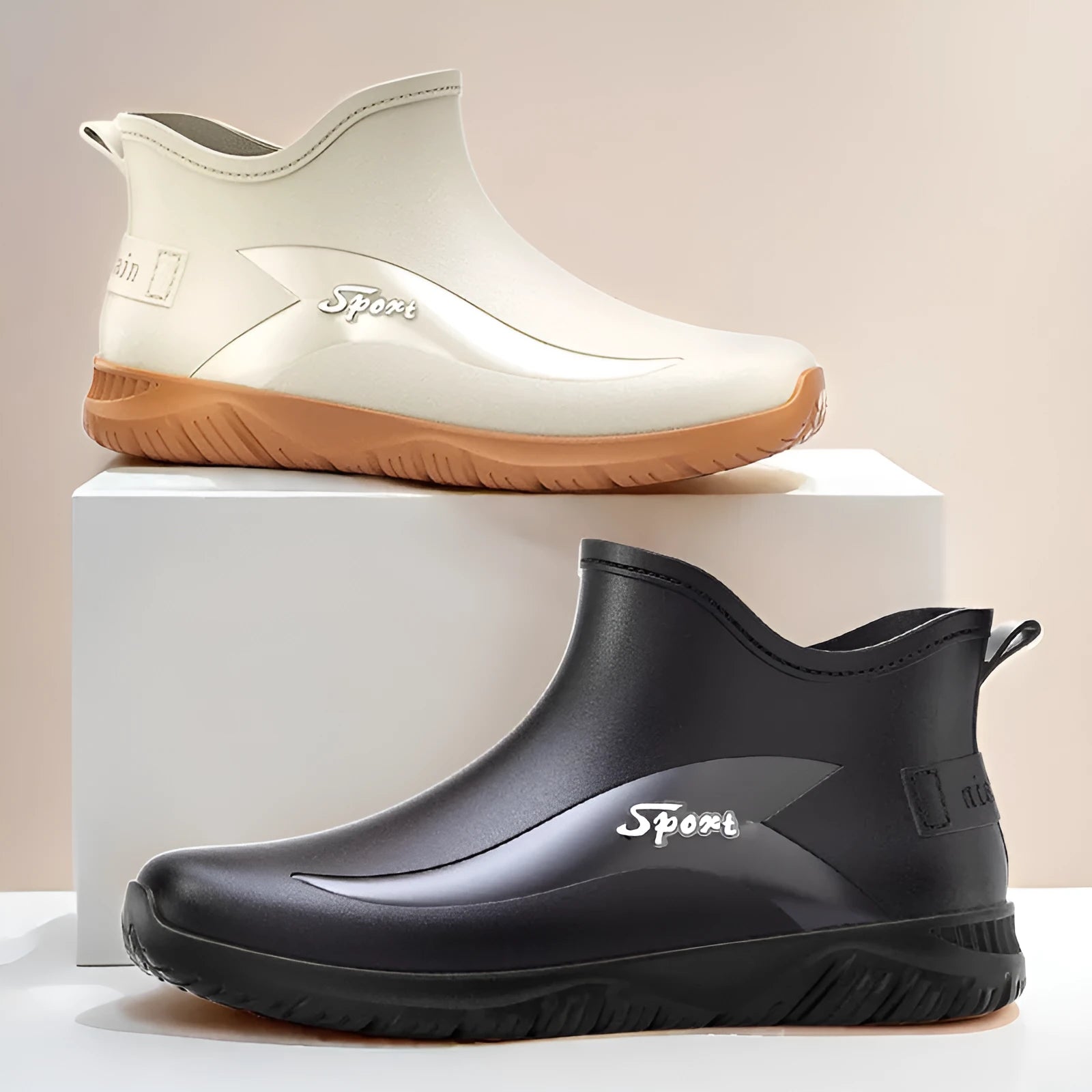 Men's short PVC rubber boots in beige on a non-slip sole.