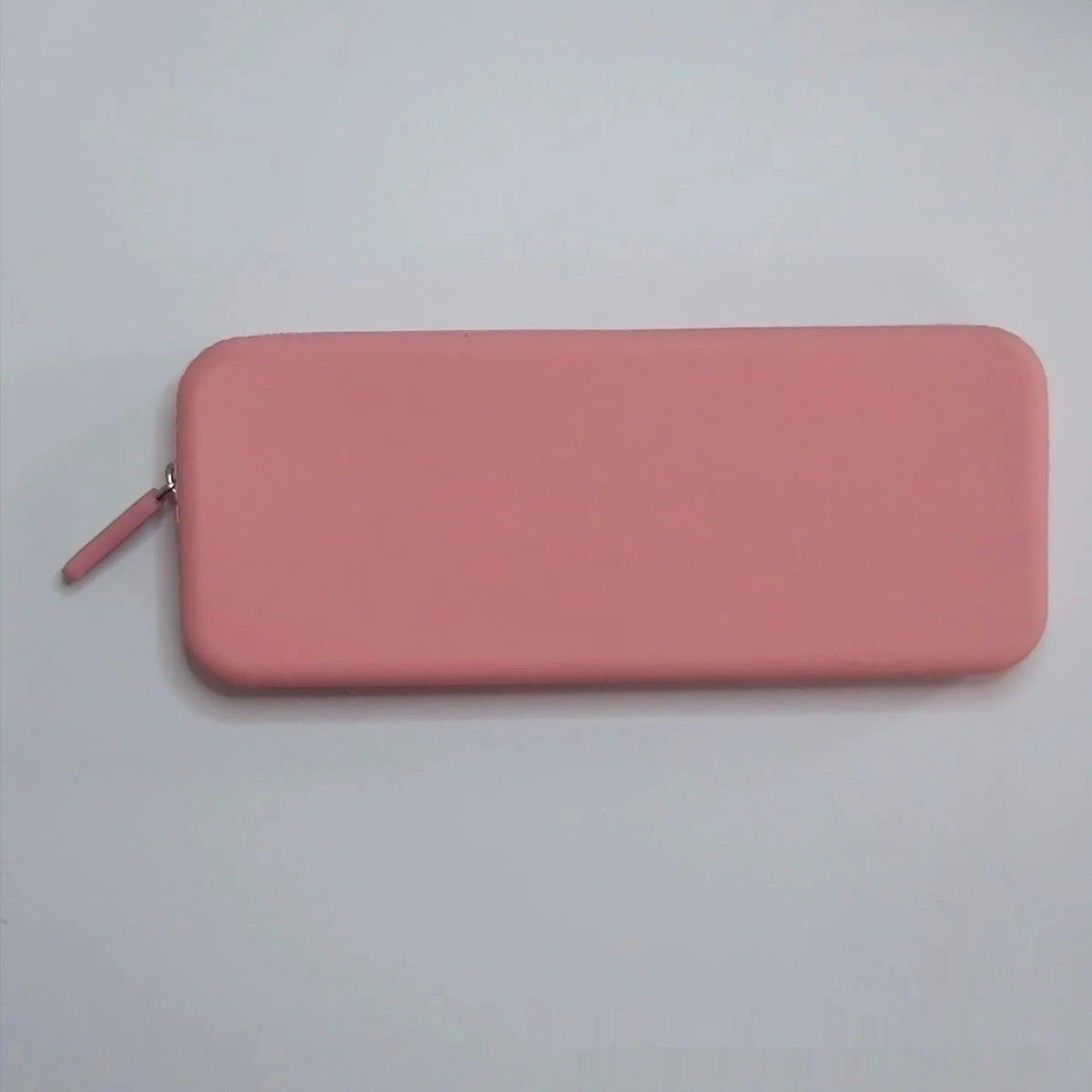 Silicone makeup brush storage bag in multiple colours showing 20x8x2.5cm dimensions