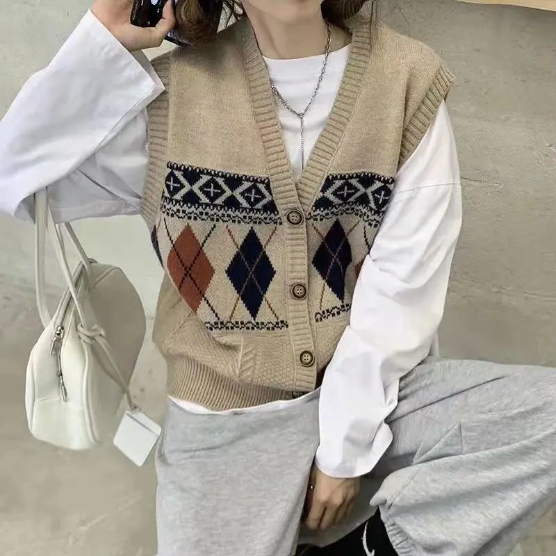 Loose sleeveless cardigan top with diamond plaid pattern in khaki colour
