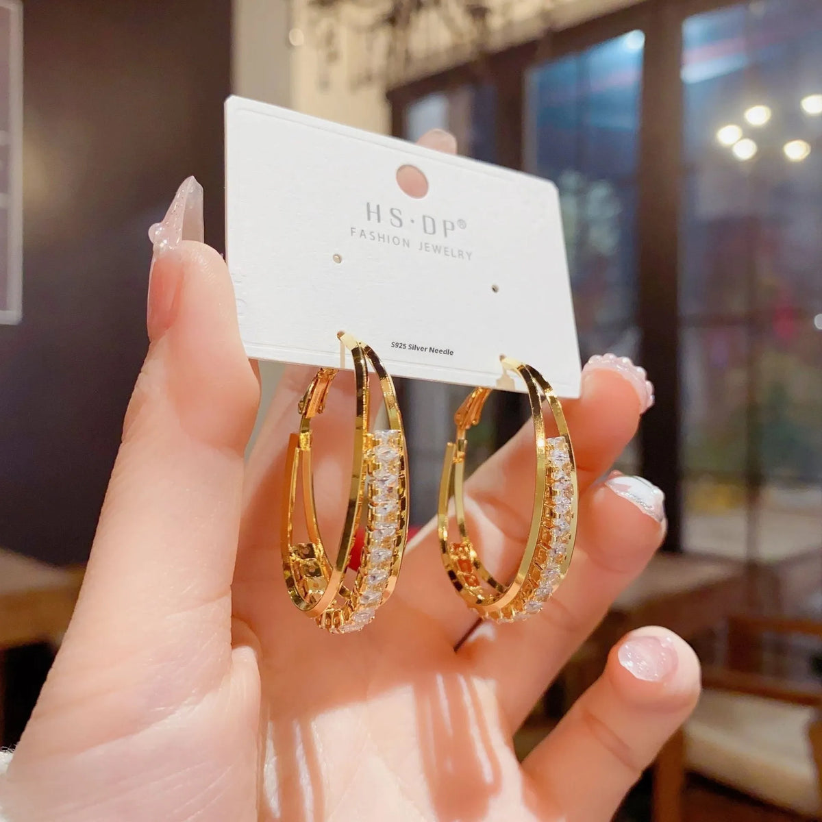 Zircon oval earrings in thick gold plated copper with geometric shape and round detail, fashion OL style for women.