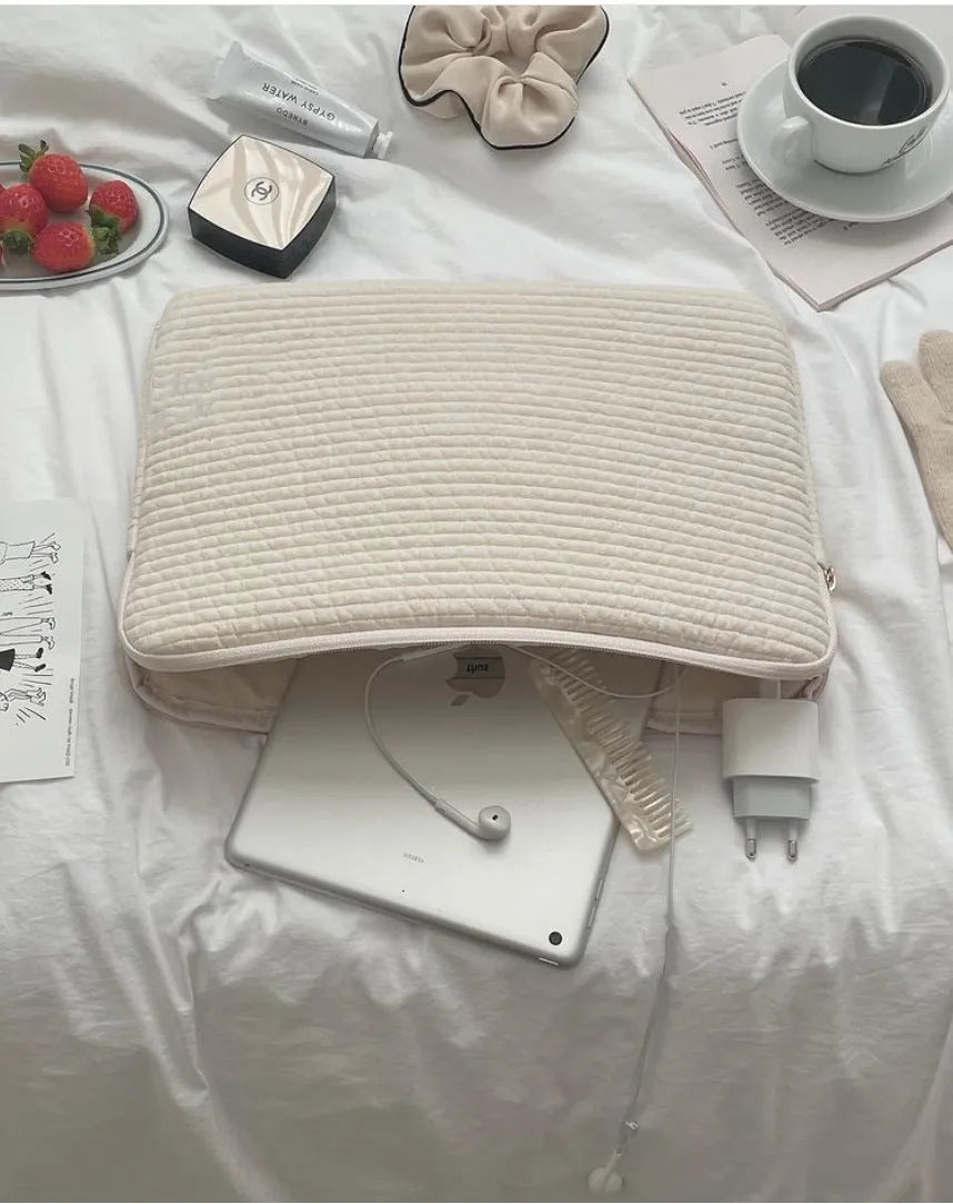 A black or white cotton cloth clutch-style anti-seismic laptop bag for tablet computers.
