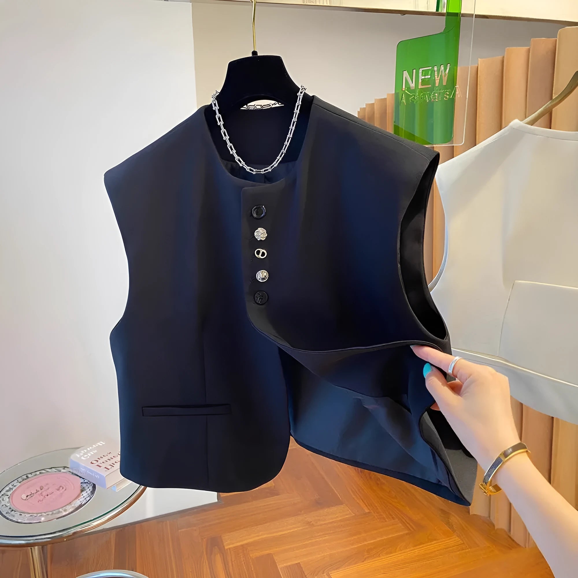 Loose-fitting waistcoat dress in beige or black with 40cm length and pocket detail