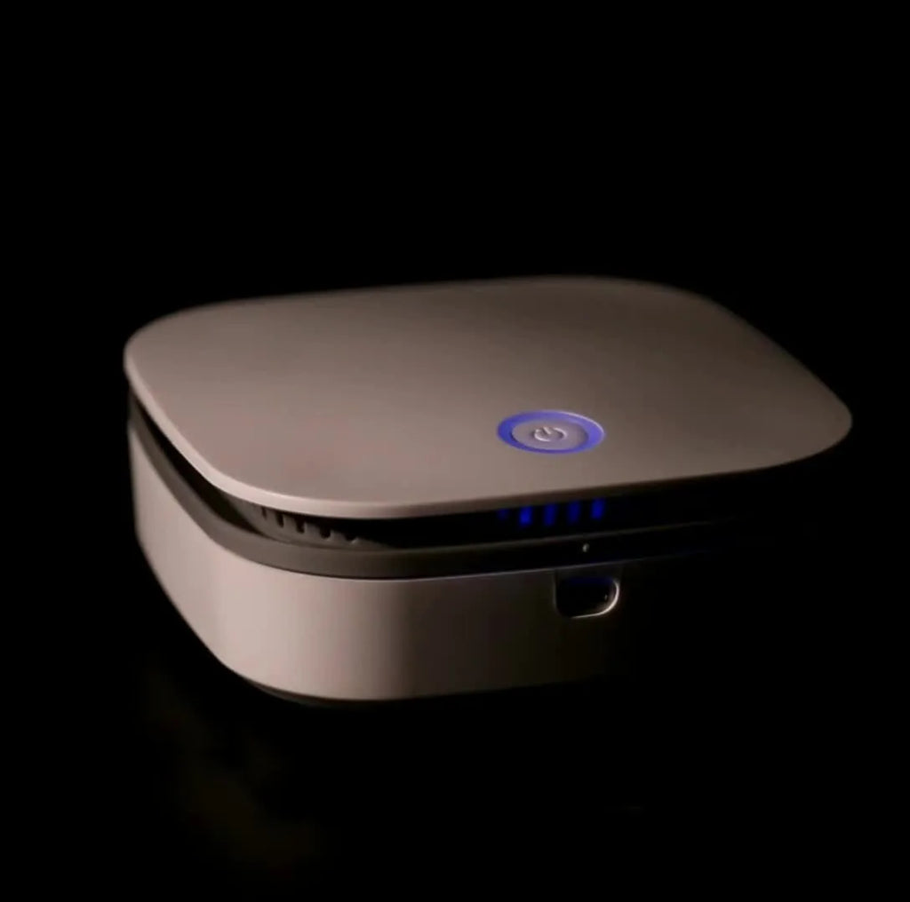 White USB-powered car air purifier with negative ion sterilisation function and composite filter