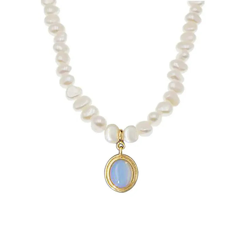 Round medal pearl necklace with geometric silver frame and adjustable chain