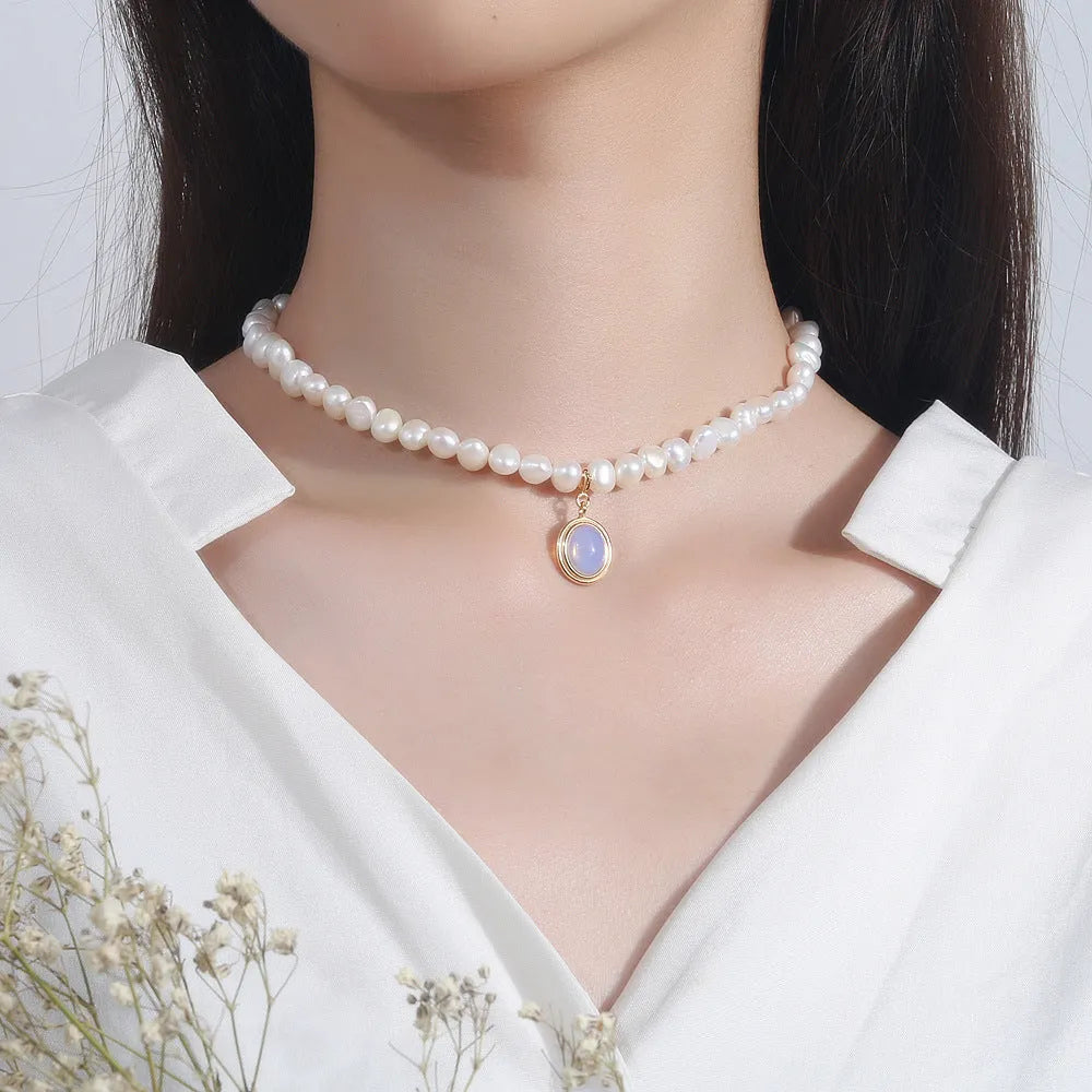 Round medal pearl necklace with geometric silver frame and adjustable chain