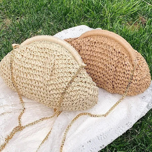 Women's straw beach shoulder bag in shell shape with chain details