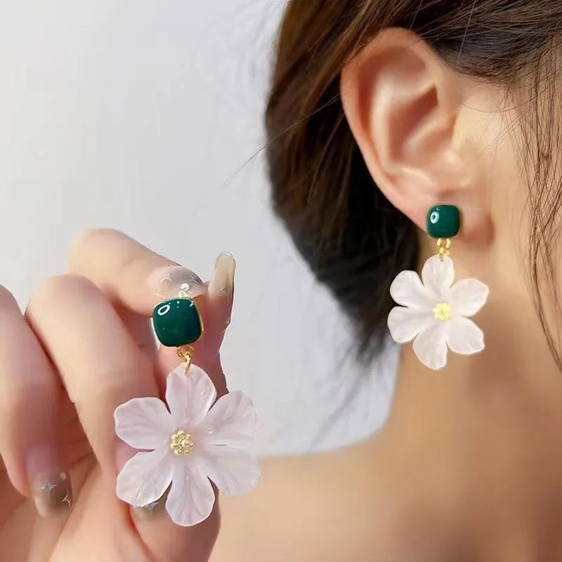 Dark green alloy earrings with sweet flowers needle design for female wearers