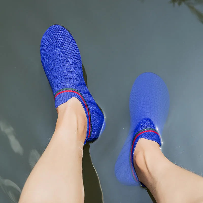 Men's anti-slip barefoot beach shoes in solid colour with breathable mesh upper and flat heel