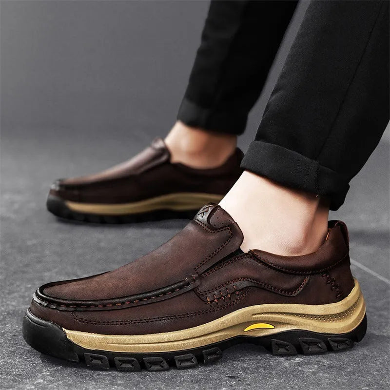 Men's black thick-soled outdoor mountaineering shoes with round toe and rubber sole.