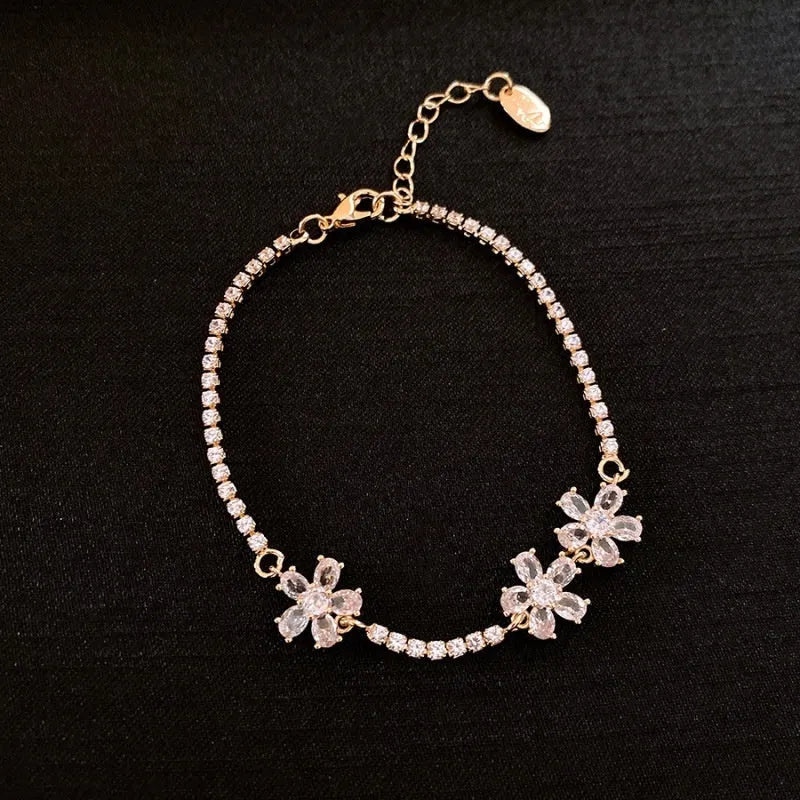 Gold-coloured copper women's bracelet with geometric shapes and inlaid zircon stones.