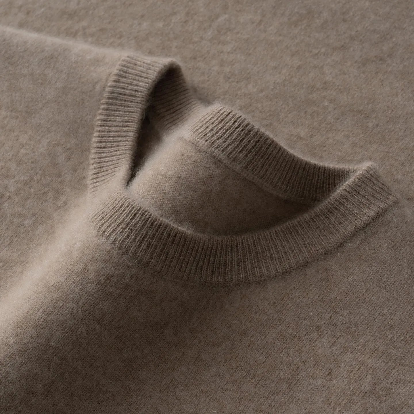 Men's cashmere sweater in camel colour, low round neck, long sleeves, loose fit pullover