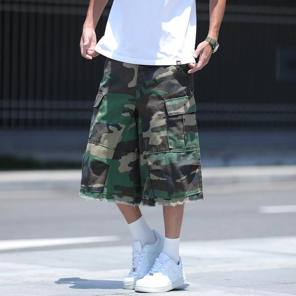 Loose-fitting camouflage shorts in American retro workwear style with cropped length