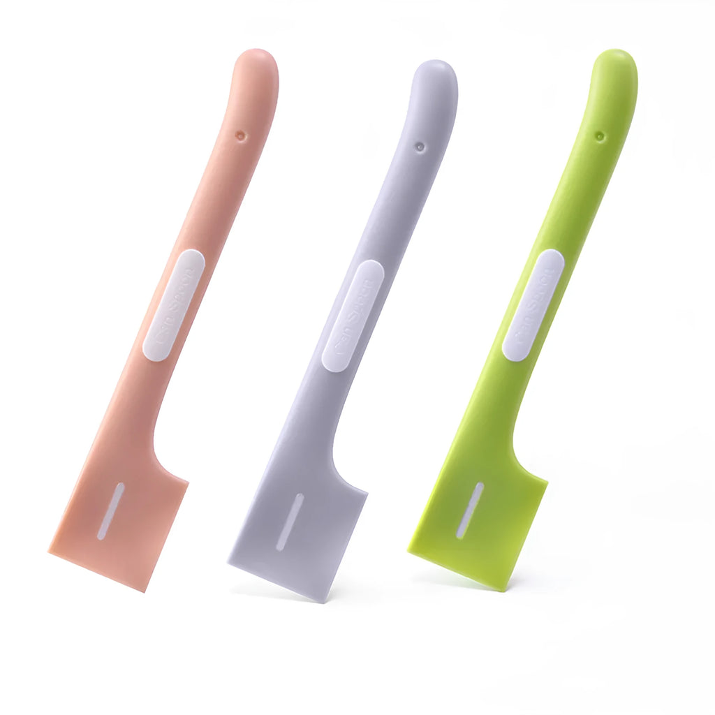 Green pet feeding spoon with right-angle design for canned cat and dog food