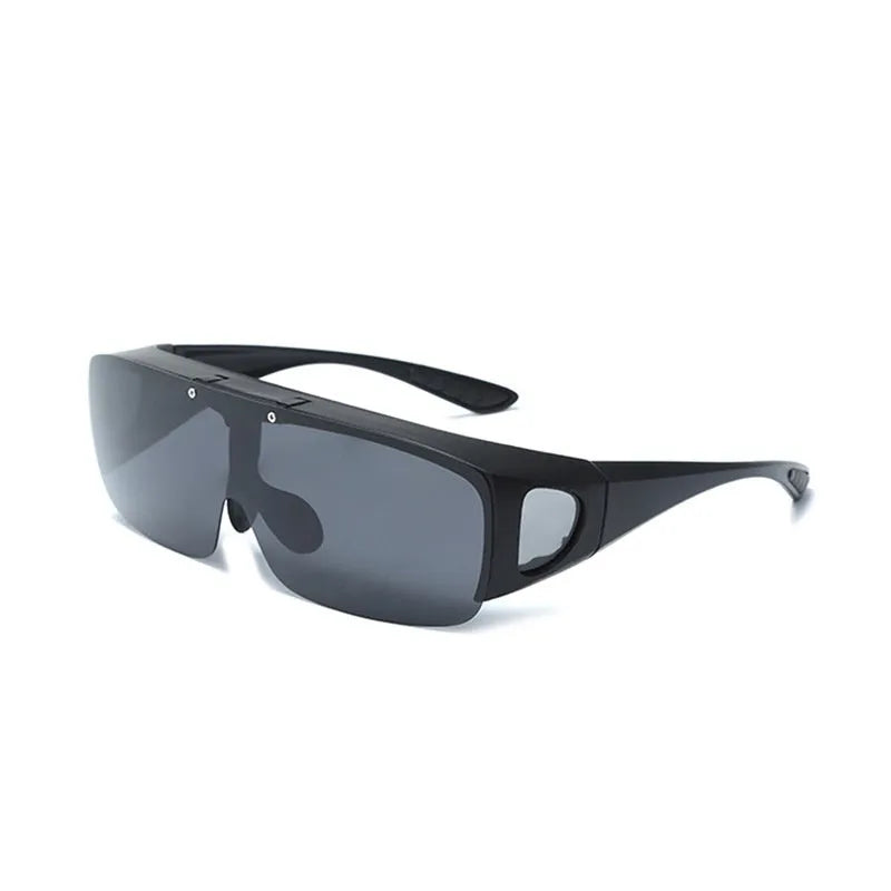 Polarised one-piece sunglasses for myopia correction in black/grey lens, suitable for cycling and outdoor sports.