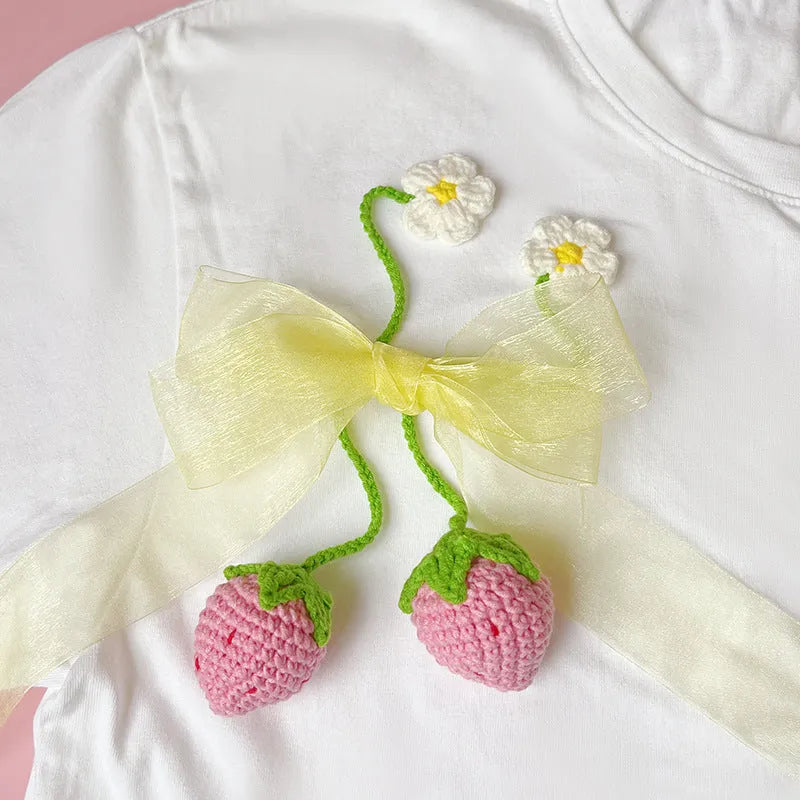 Wool crochet woven strawberry pendant necklace measuring 35cm with knitted wool construction