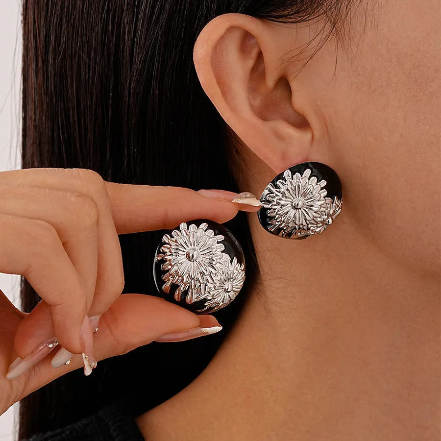 Vintage print round stud earrings with silver needle, alloy body, gold or silver printed finish, 1 pair