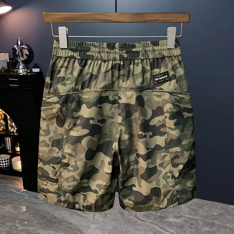 Men's camouflage cargo shorts with cargo pockets and loose fit in cotton blend fabric