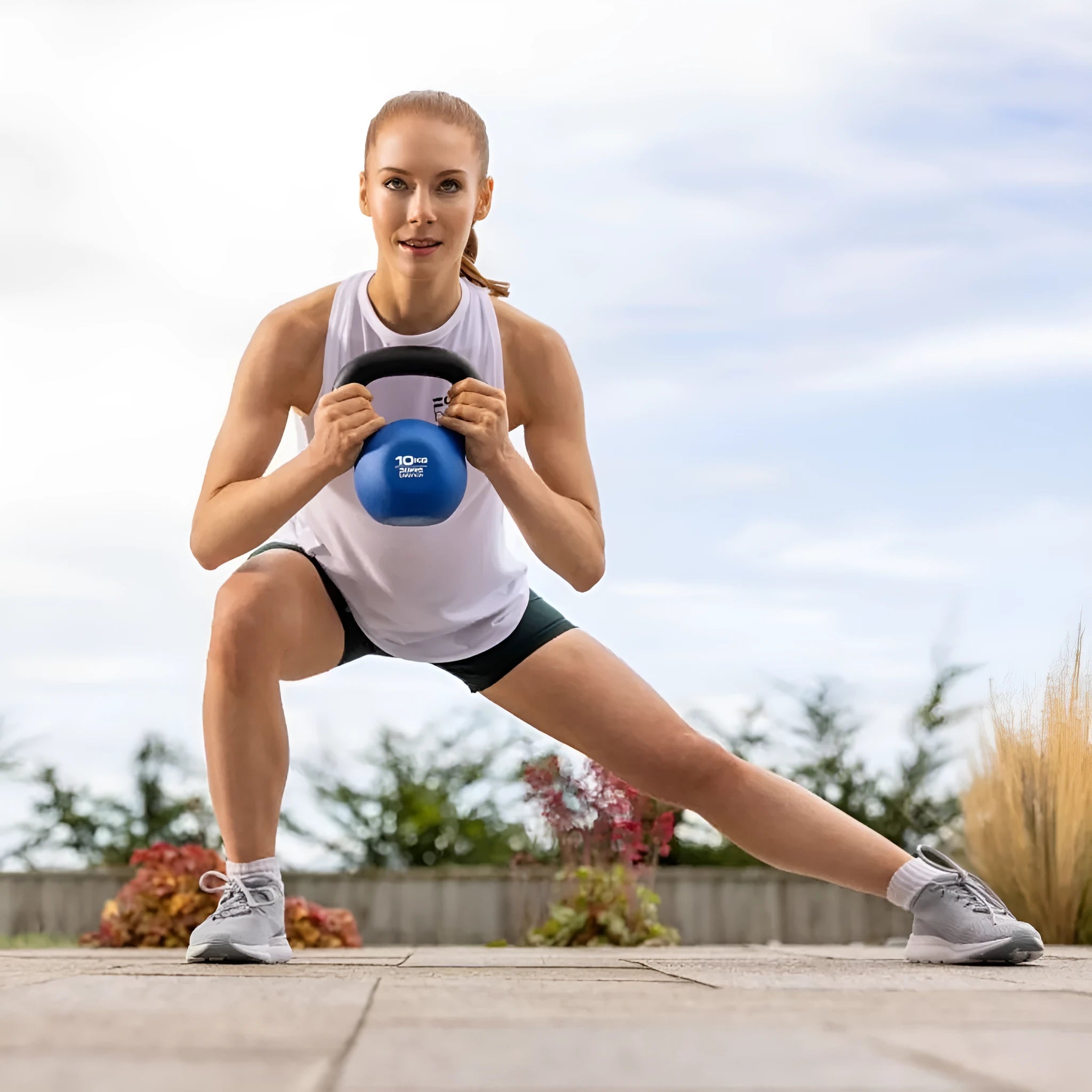 Blue cast iron teapot-shaped dumbbell weighing 10 kg for home strength training