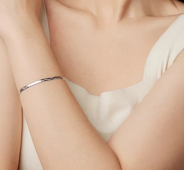 S925 sterling silver bracelet unisex SCB303 colour electroplated finish on plain background
