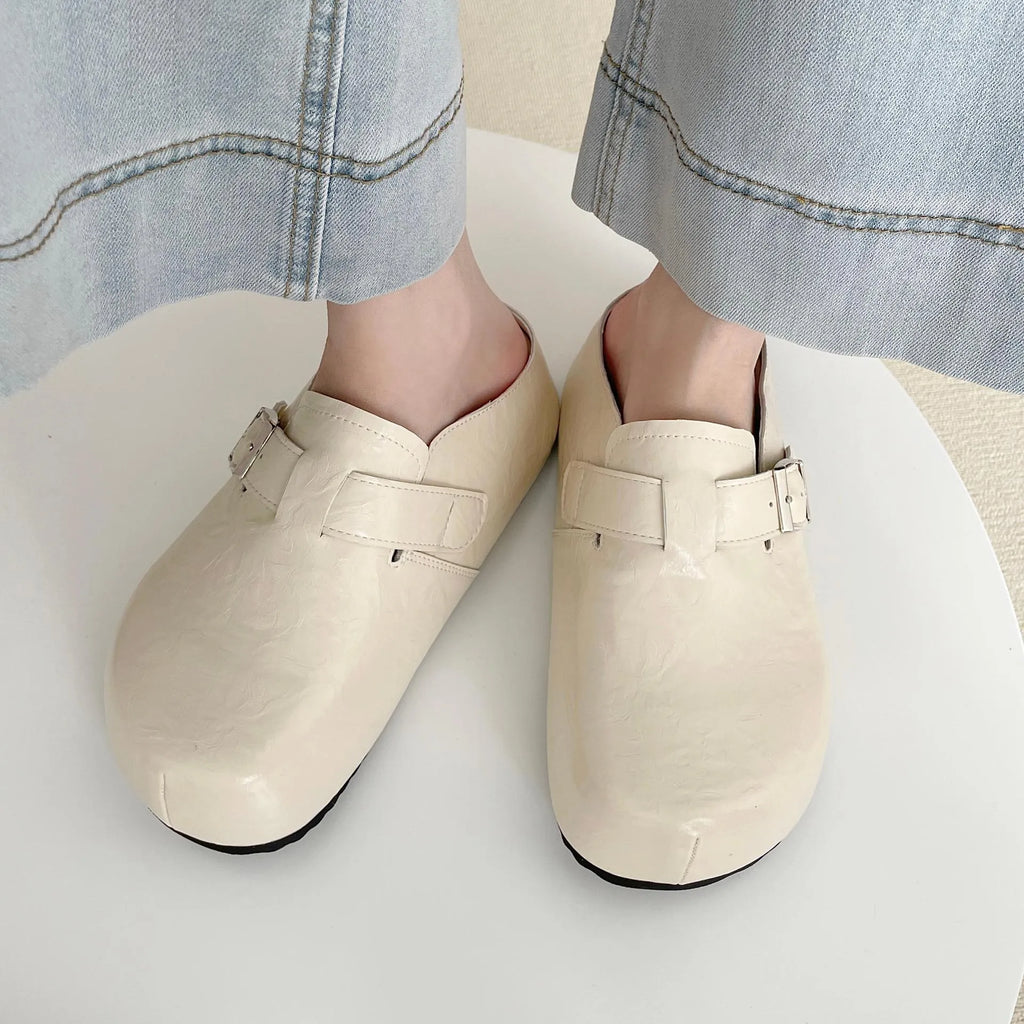Flat casual sneakers with a round toe and buckle fastening on a PU upper.