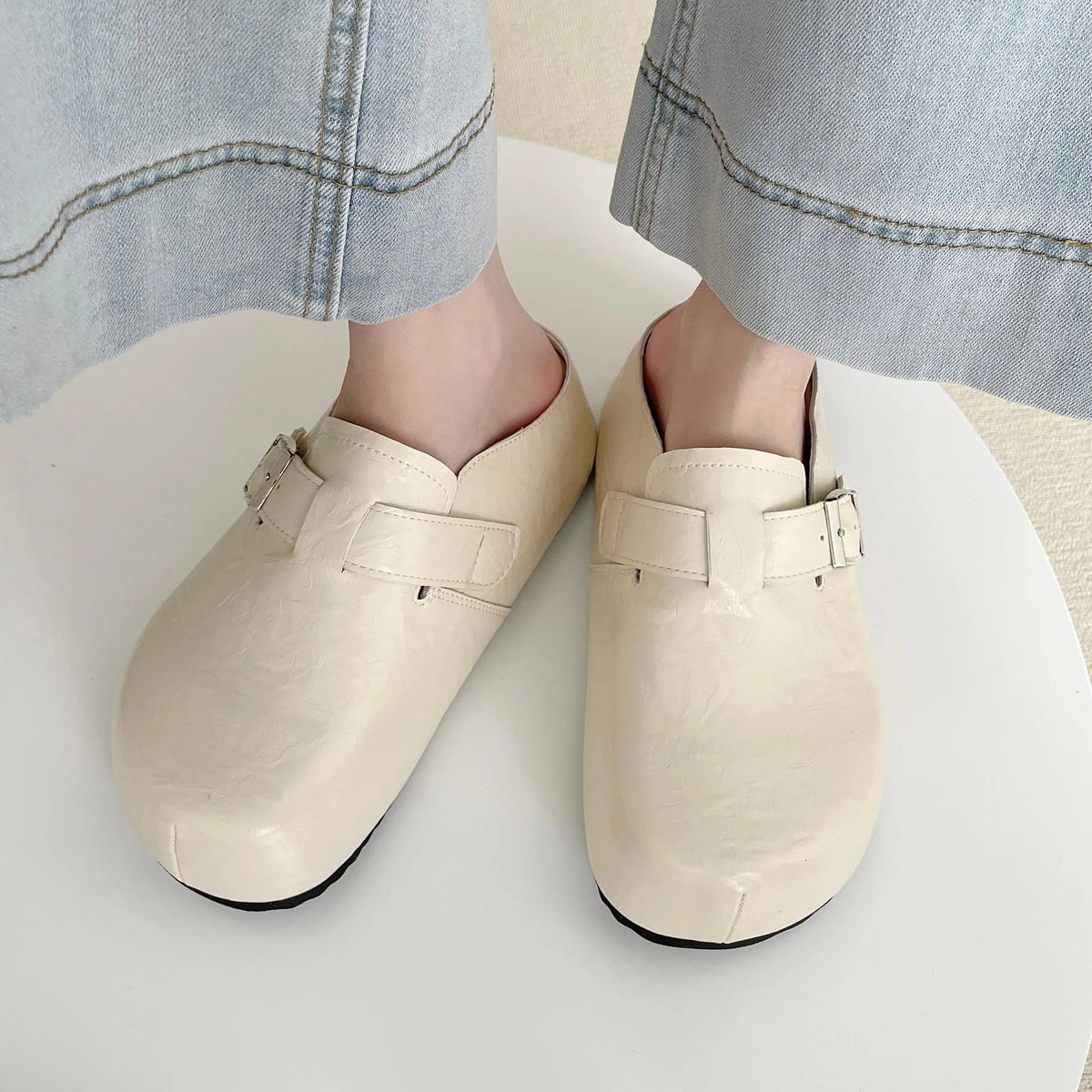 Flat casual sneakers with a round toe and buckle fastening on a PU upper.