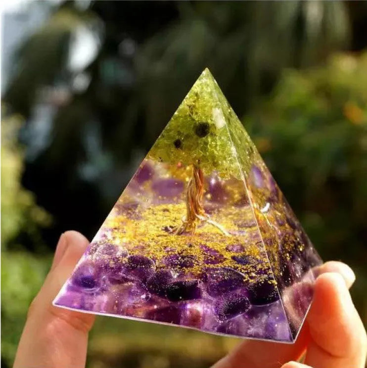 Clear epoxy resin pyramid ornament with natural crystal gravel inside, 6cm geometric shape