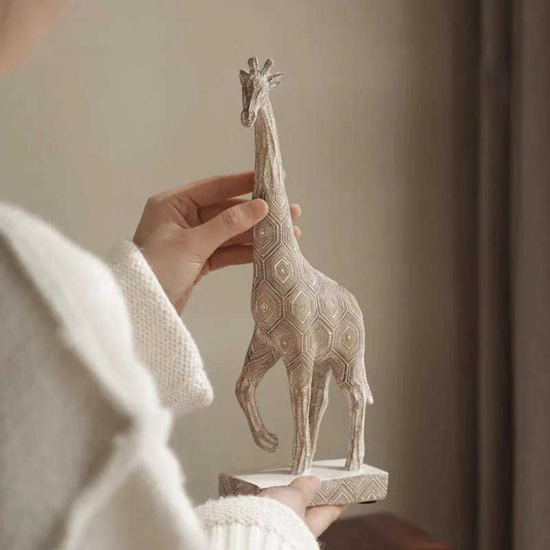 Wood colour giraffe resin ornament with European styling for home decoration