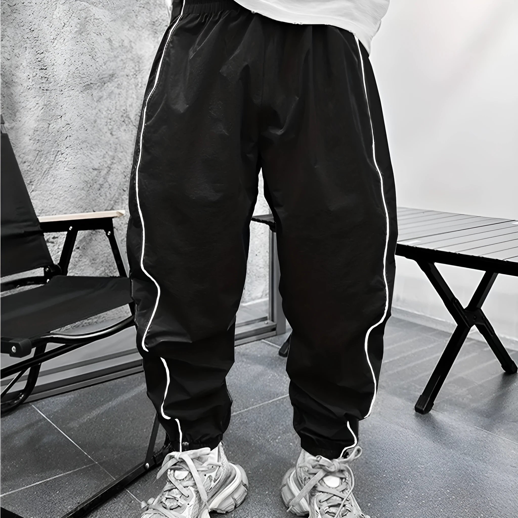 Men's loose fit cropped sports trousers in bamboo fibre fabric shown in army green colour.