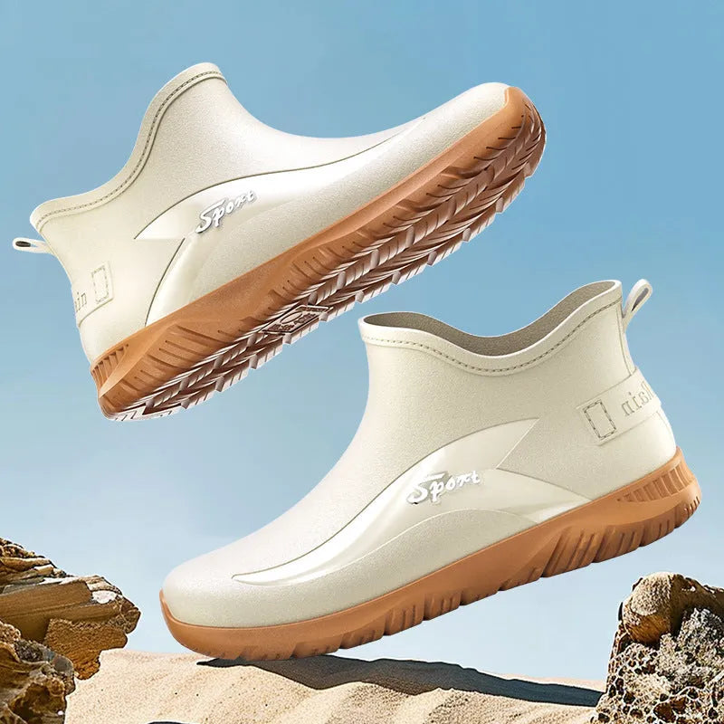 Men's short PVC rubber boots in beige on a non-slip sole.