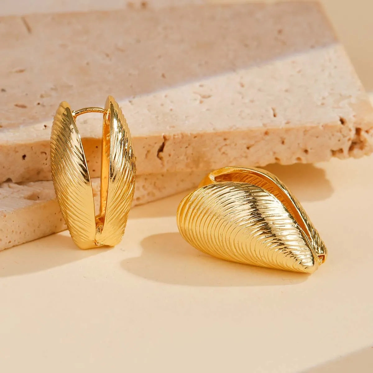 Gold electroplated zinc alloy geometric shell ear clips for women beach style