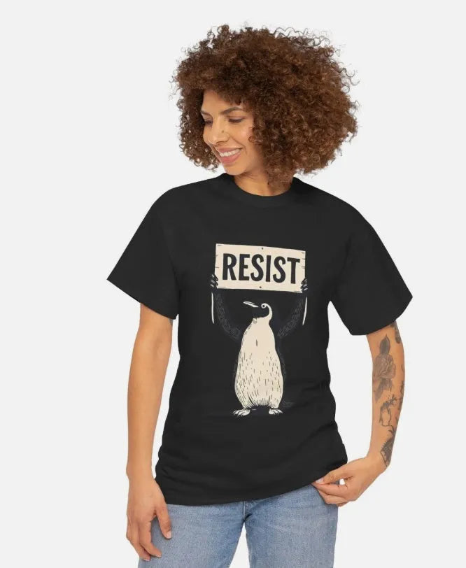 Straight-cut cotton summer t-shirt in black, green, or white with short sleeves.