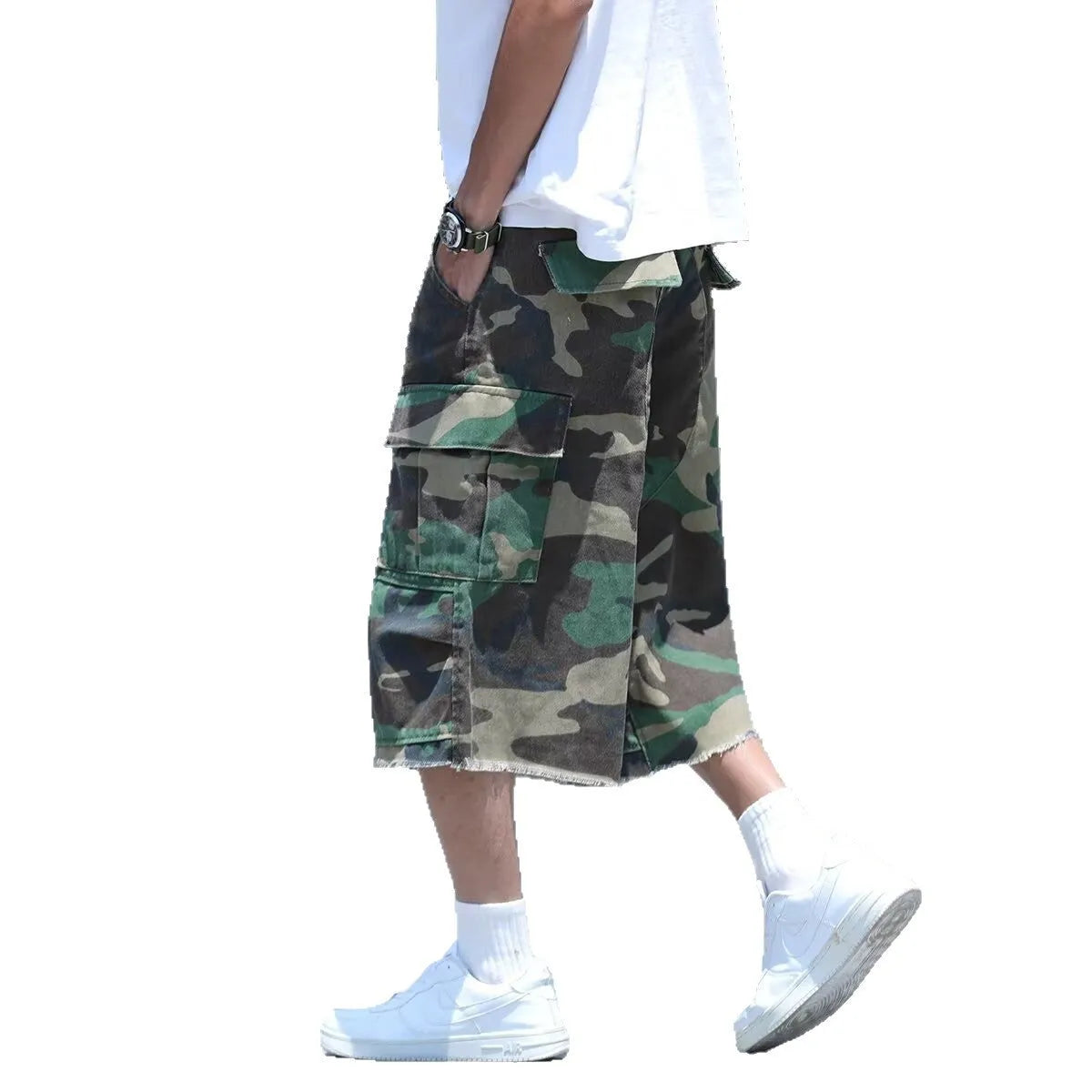 Loose-fitting camouflage shorts in American retro workwear style with cropped length