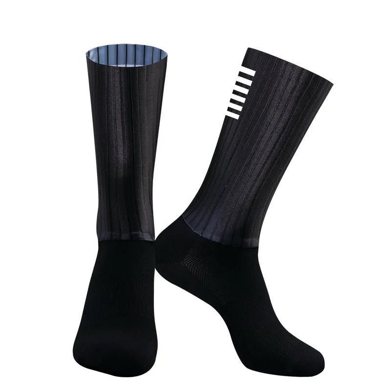 Athletic socks for cycling and running in chemical fibre blend fabric with moisture-wicking properties
