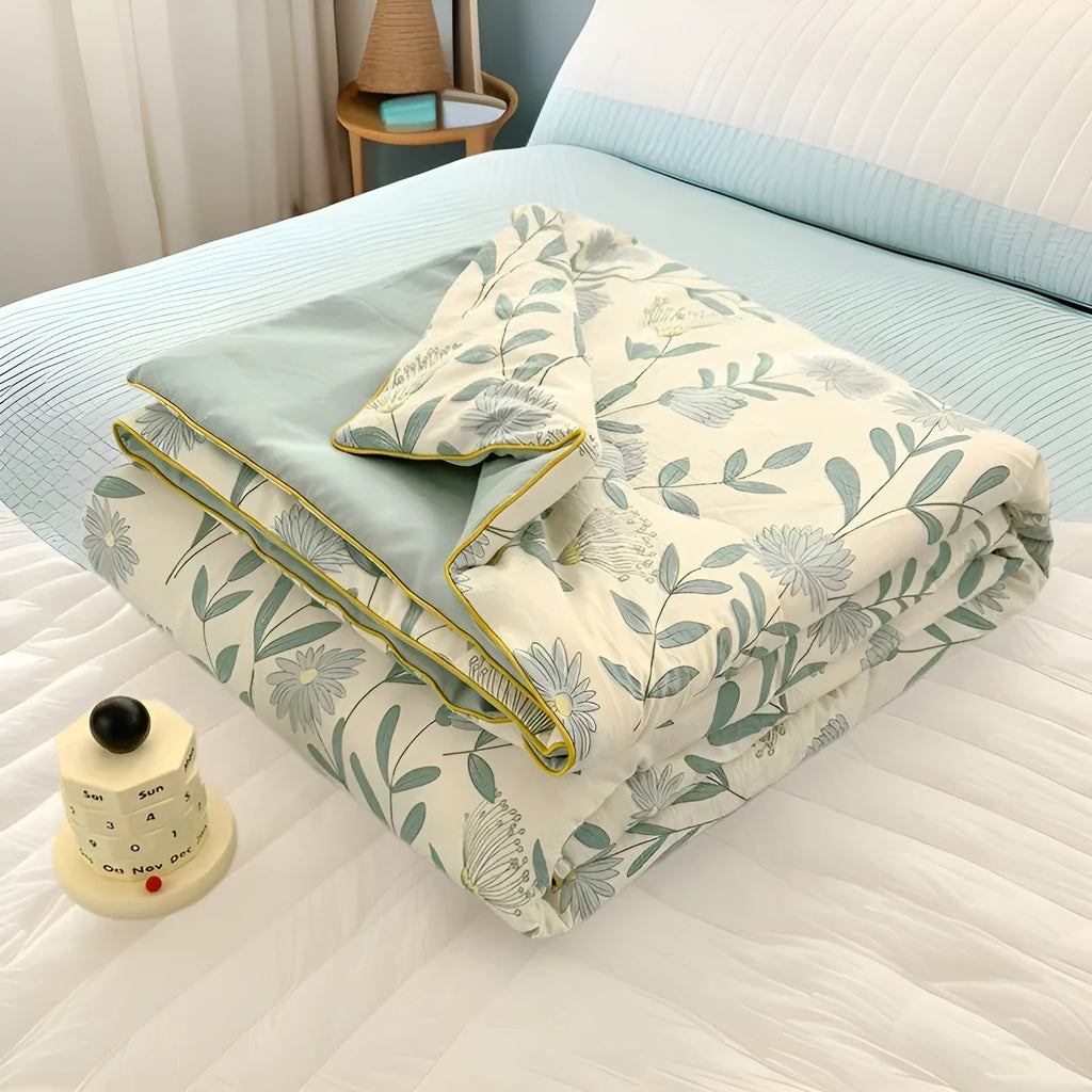 Class A washed cotton double-layer yarn soybean fiber summer quilt with blossom pattern on a light background
