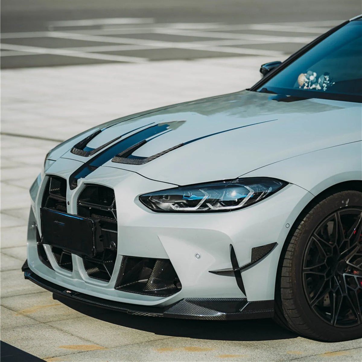 Dry carbon fibre front bumper grille for BMW M3 M4 G80 G82 with 3K weave pattern.
