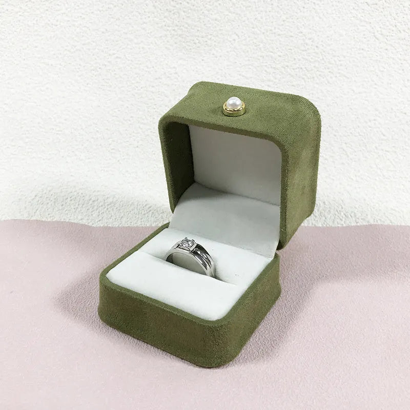 Light green flannel waist-tight jewelry box with pearl buckle for pendant storage
