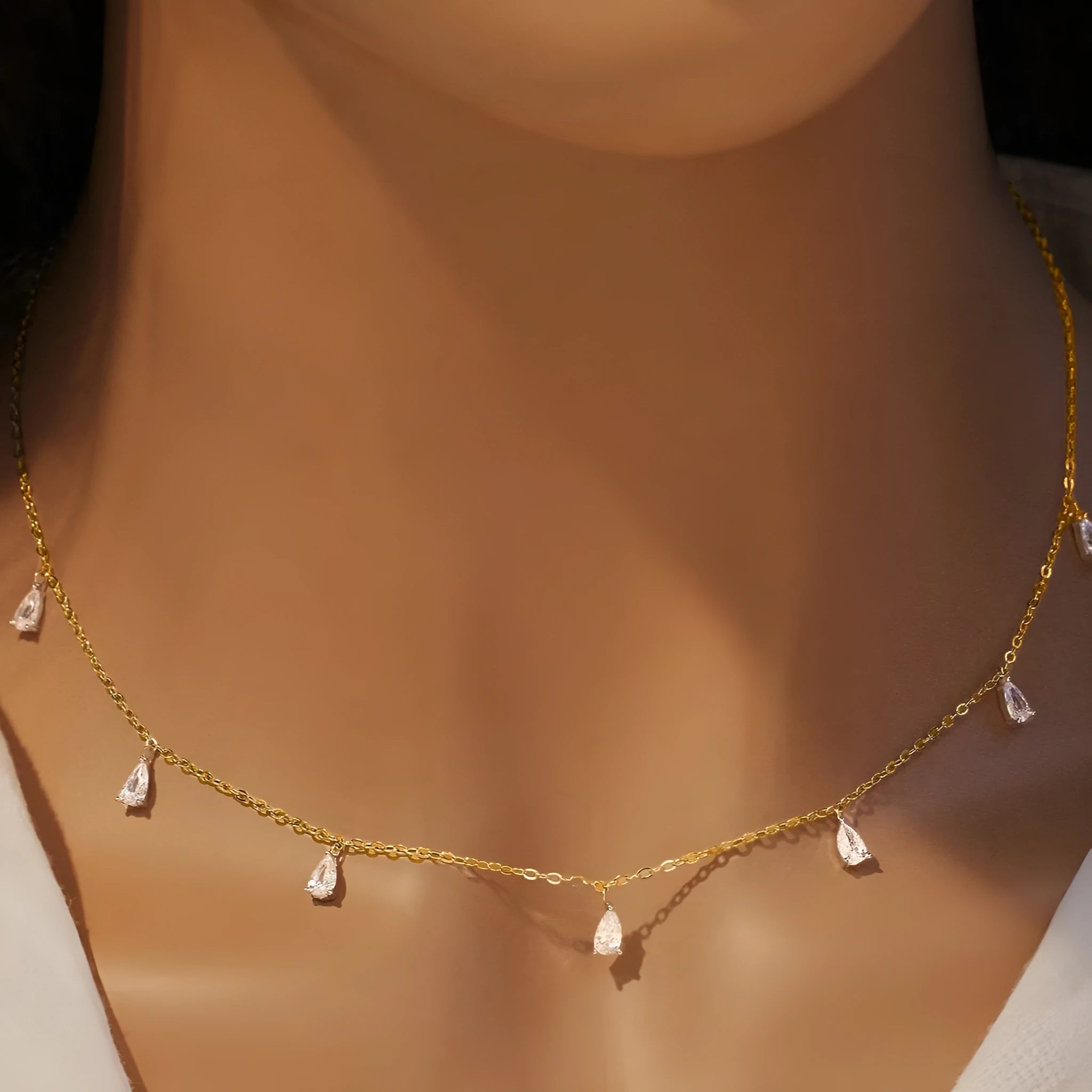 Gentle drop-shaped artificial zircon pendant on an adjustable 925 silver O-chain necklace.