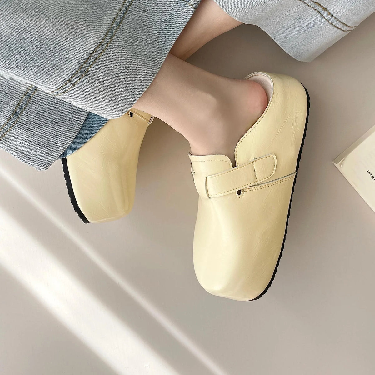Flat casual sneakers with a round toe and buckle fastening on a PU upper.