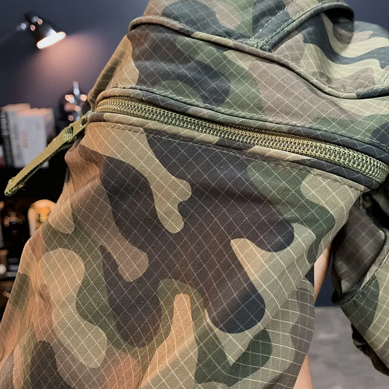 Men's camouflage cargo shorts with cargo pockets and loose fit in cotton blend fabric
