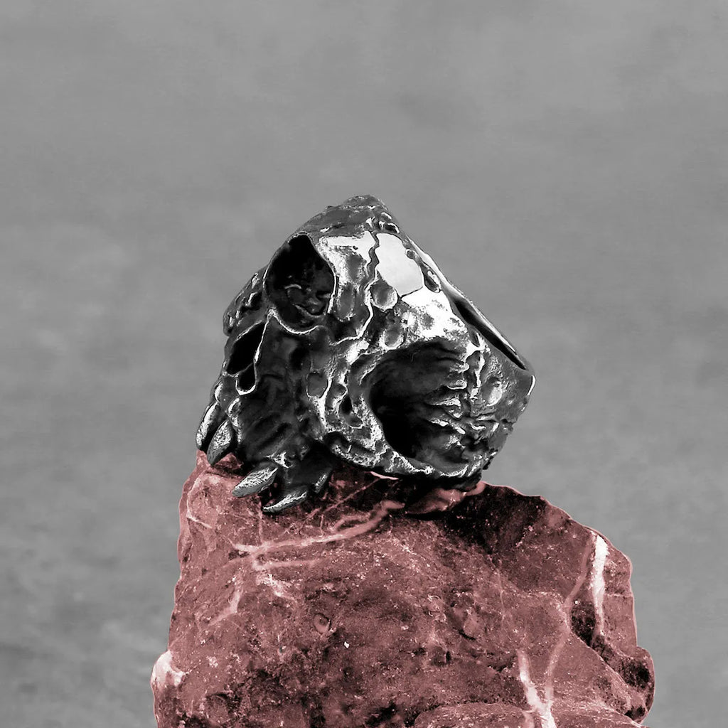 Alloy skull ring for men featuring a one-eyed skull design in a retro punk style.