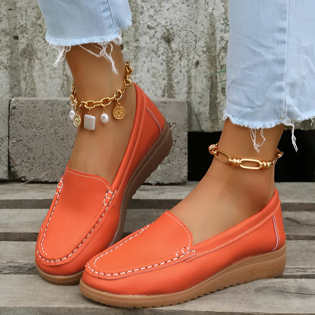 Women's flat loafer shoe in PU leather with car suture stitching on the upper