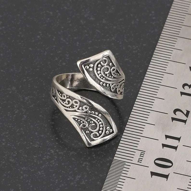 Adjustable silver electroplated women's ring with retro minimalist design on alloy base